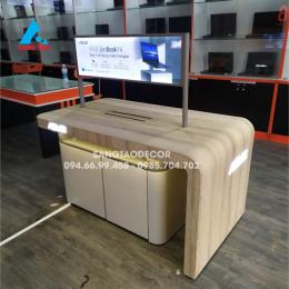 Đảo (island) trưng bày laptop tại showroom máy tính Phong Vũ