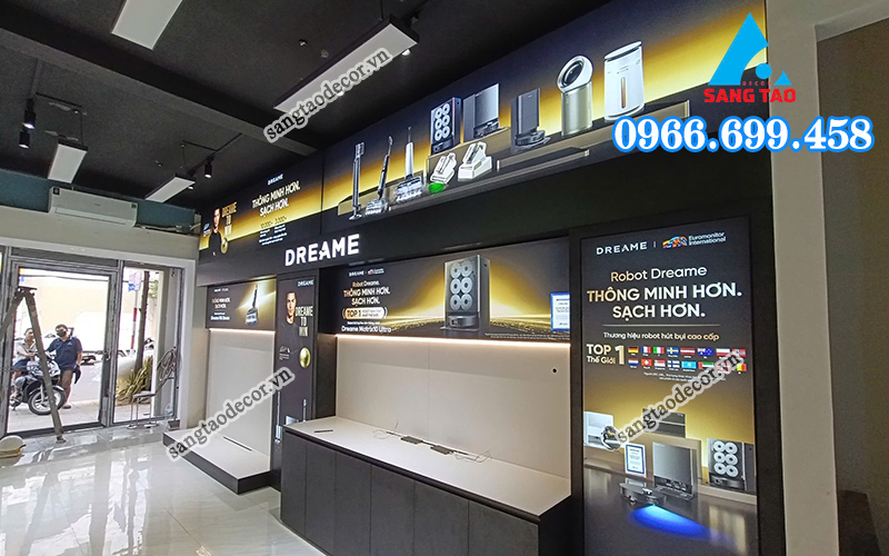 Quầy kệ trưng bày robot hút bụi Dreame tại showroom