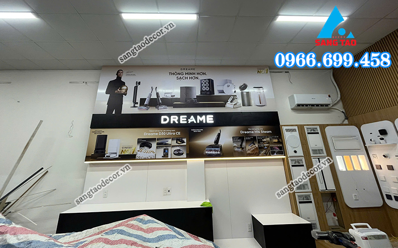 Hệ thống tủ trưng bày và logo Dreame phát sáng bên trong showroom.