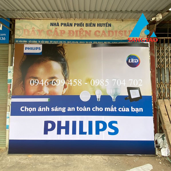 Quầy tủ kệ trưng bày đèn Philips Ngọc Sơn