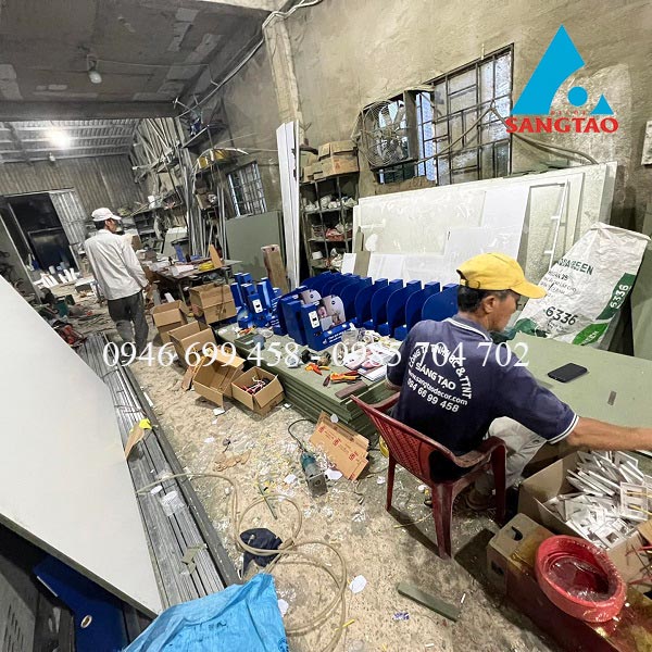 sản xuất quầy tủ kệ trưng bày quảng cáo