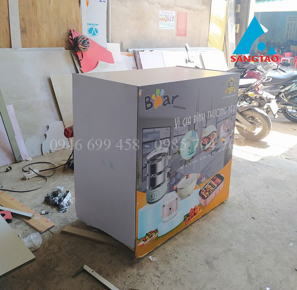 sản xuất quầy tủ kệ trưng bày quảng cáo