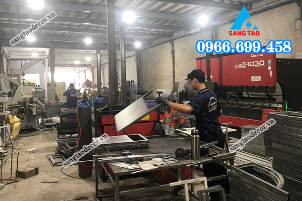 lắp ráp kiểm tra chất lượng bảng hiệu tại xưởng trước khi đi thi công bảng hiệu