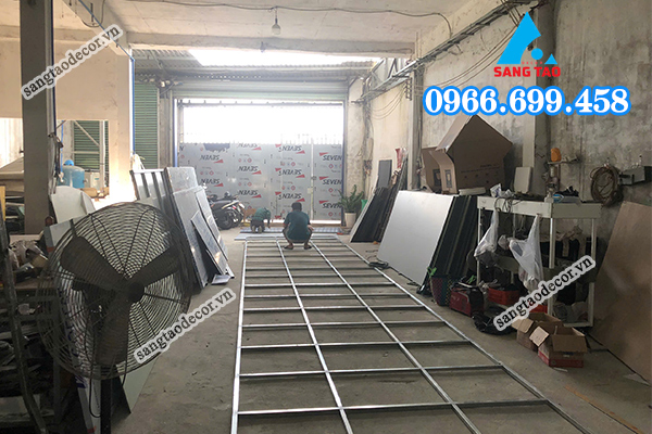 chuẩn bị vật tư, sản xuất bảng hiệu tại xưởng - thiết kế bảng hiệu, thi công bảng hiệu 
